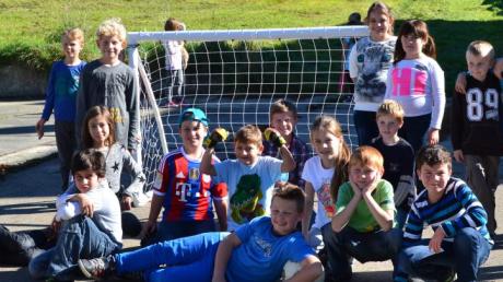 Kinder der Grundschule und des Hortes Aindling freuen sich über die neuen Fußballtore. 
