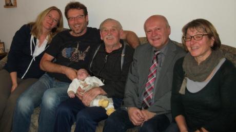 Jubilar Hans Zera (Mitte) hält sein jüngstes Enkelkind auf dem Schoß, links davon Sohn Hans mit seiner Frau, rechts von ihm Bürgermeister Tomas Zinnecker und Tochter Christa. 
