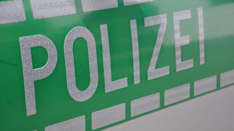Ein 13-jähriger Schüler ist heute am Audikreisel in Ingolstadt angefahren und schwer verletzt worden. Die Einsatzkräfte sind noch vor Ort.