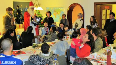 Bischof Nikolaus verteilte bei der Weihnachtsfeier in Unterwittelsbach Geschenke der Spendenaktion der Grundschule Schiltberg. 
