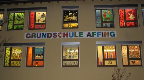 Erstmals hat die Grundschule Affing einen Adventskalender am Schulhaus gestaltet. Foto: Karsten Weigl