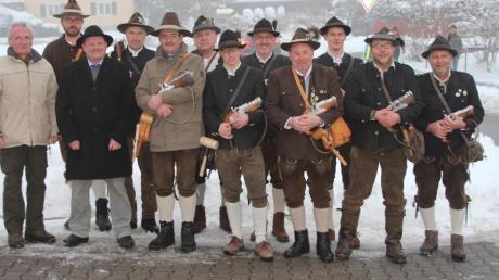 Lautstark begrüßten die Böllerschützen aus Adelzhausen und Sittenbach das neue Jahr. Unter den Zuschauern war auch Bürgermeister Lorenz Braun (3.v.l.). 