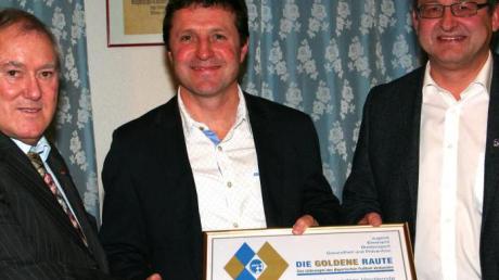 Mit der Verleihung der Goldenen Raute erhielt der BC Adelzhausen ein Gütesiegel des BFV für sein beachtenswertes Sportangebot. Die Auszeichnung überreichte Kreisehrenamtsbeauftragter Klaus Hauptmann (links) an den Vereinsehrenamtsbeauftragten Andreas Greppmeir (Mitte) sowie den BCA-Vorsitzenden Andreas Asam.