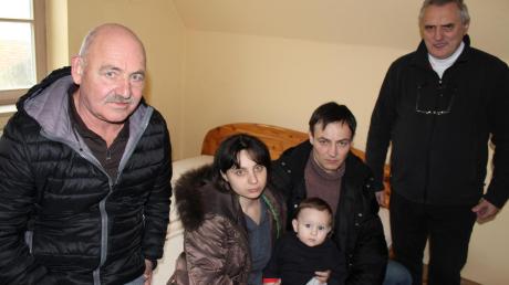 In Sielenbach ist eine Asylbewerber-Familie aus Donezk (Ukraine) angekommen. Asylhelfer Josef Straßer (links) und Bürgermeister Martin Echter (rechts) begrüßen die Flüchtlinge in der Dachgeschosswohnung. 

