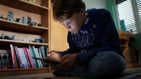 Nicht nur am Computer, auch beim Umgang mit Smartphones ist die Aufsicht der Eltern gefragt.