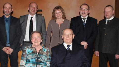 Im Bild vorne sitzend der Jubilar Werner Brzezek mit seiner Gattin Ingrid und dahinter die Söhne und Tochter, Uwe, Klaus, Sonja, Günter und Bürgermeister Konrad Carl. 

