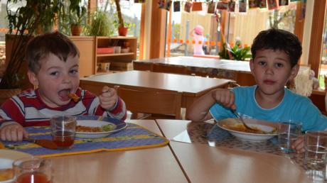 Vor knapp zwei Jahren in der Kita Bergen: Maxi Henschel (rechts) und Jonas Eibl ließen sich das gesunde Mittagessen schmecken. 
