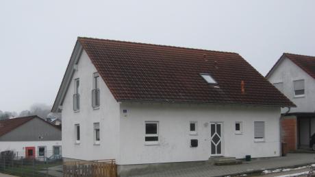 Dieses Haus an der Raiffeisenstraße in Aindling wurde nach einem Wasserschaden renoviert. Archivbild: Johann Eibl