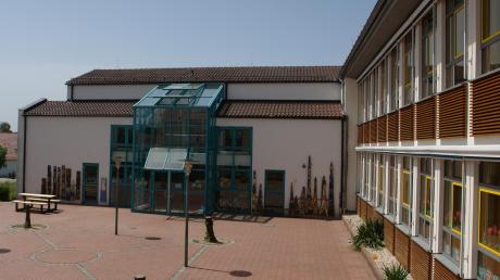 Für die Umgestaltung des Pausenhofs der Grundschule in Adelzhausen sind 130000 Euro im aktuellen Haushalt der Gemeinde eingeplant. Auf dem Pausenhof soll eine Pergola entstehen.  
