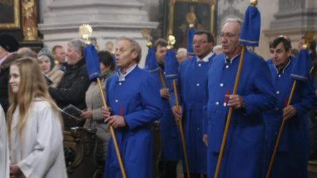 Die Prozession des Blauen Bundes während der Abschlussandacht am Faschingsdienstag ist der Höhepunkt des Stundengebetes in der Wallfahrtskirche Maria Birnbaum in Sielenbach. 