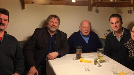 Seinen 90. Geburtstag feierte in Petersdorf Albert Niedermeier (Mitte), hier mit (von links) Karl Fehrer, Bürgermeister Richard Brandner, Robert Vötterl und Enkelin Nicole Schrat. 
