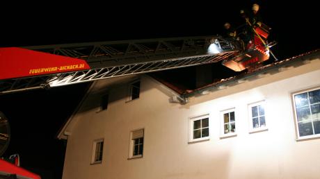 Die Aichacher Feuerwehr musste bei einem Dachstuhlbrand im Schiltberger Ortsteil Allenberg löschen.