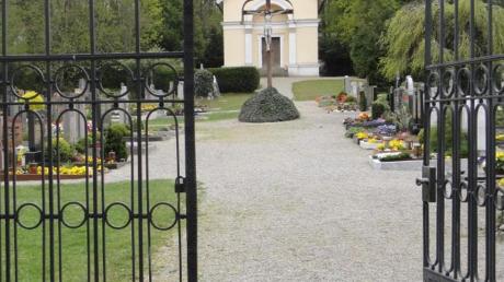 Die Sichtachse vom Eingang zur Kapelle der von Gravenreuths soll frei werden. Der Affinger Gemeinderat beschloss, das Kreuz in der Mitte nach rechts an den Rand des Friedhofes zu verlegen. 