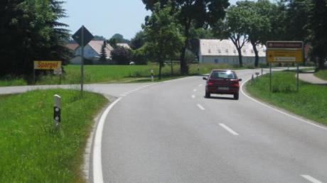 Am westlichen Ortseingang von Motzenhofen sind folgende Maßnahmen vorgesehen: eine Linksabbiegespur für den Verkehr in Richtung Sainbach, eine Querungshilfe und ein Schild, das ab dieser Stelle nur noch Tempo 70 erlaubt.