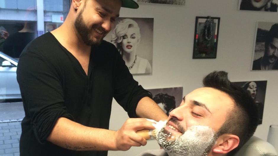 Mode Der Moderne Bart Wird Beim Friseur Gestylt Aichacher Nachrichten