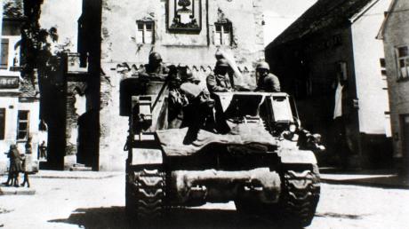 Kampfpanzer Howitzer M-7 der amerikanischen 20. Panzerdivision, fotografiert am 29. April 1945 vor dem Unteren Tor in Aichach. 
