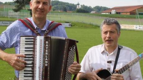 Die beiden Organisatoren Norbert Schiller (links) und Wolfgang Neukäufer laden zum Singen und Musizieren im Zelt ein. 