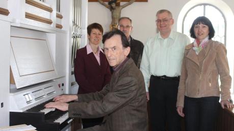 Weiß gebeizte Eiche und Ebenholz: Die neue Orgel der Anwaltinger Kirche ist ein Schmuckstück. Darüber freuen sich Max Strobl an der Orgel, dahinter Rosmarie Sedlmeir, Alfred Amrhein, Werner Zwick und Ingrid Mägele. 