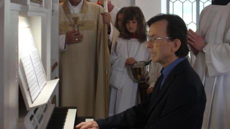 Die Orgel erklang nach der Weihe durch Weihbischof Florian Wörner (hinten). Im Vordergrund Organist Max Strobl. 