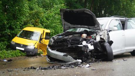 Bei einem Unfall in Aindling wurden gestern zwei Menschen verletzt, eine Fahrerin sogar schwer. 20 Helfer und ein Helikopter waren im Einsatz. 