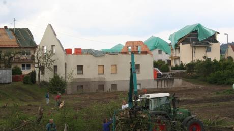 Ihre Versicherungspolicen überprüfen derzeit viele Hauseigentümer im Wittelsbacher Land, nachdem der Tornado in Affing, Gebenhofen und Anwalting gewütet hat.  