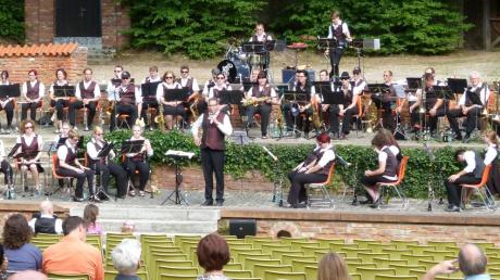 Zu ihrem 25-jährigen Bestehen gaben die Blasharmoniker aus Gersthofen ein Konzert vor der Kulisse des Hofberg-Freilichttheatervereins in Schiltberg. Rund 150 Zuhörer kamen. 	
