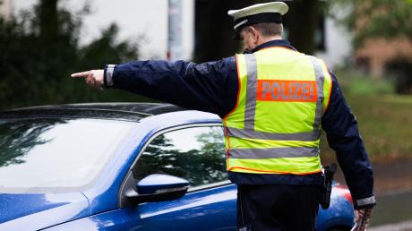 Die Polizei hat einen 31-jährigen Autofahrer gestoppt, der in Augsburg in der Bürgermeister-Aurnhammer-Straße unterwegs war.