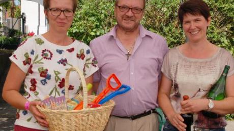 Gabi Ziegenaus und Pater Markus (Mitte) gratulierten Silvia Wenger (Rapperzell; Foto rechts).
