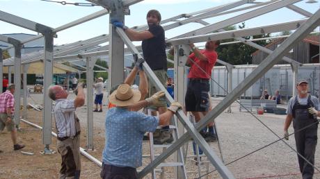 Über sechzig Freiwillige beteiligten sich am Aufbau des Zelts für die Festwoche in Thierhaupten. 
