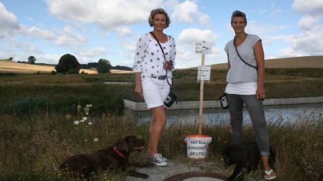 Zwei der drei Initiatoren, Ines Burkert und Susanne Schwarz, stehen mit ihren Hunden Sundance und Mara vor einer ihrer 20 Hundehäufchen-Stationen.