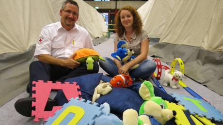 Thomas Winter vom Bayerischen Roten Kreuz und Kathrin Stachon von der Caritas haben eine Spielstraße für Flüchtlingskinder zwischen den Zelten aufgebaut.