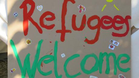 Flüchtlinge willkommen heißt es auf dem Schild am Friedberger Gymnasium. Möglicherweise wird die Sporthalle aber auch noch über das Ferienende hinaus als Not-Erstaufnahmeeinrichtung benötigt.