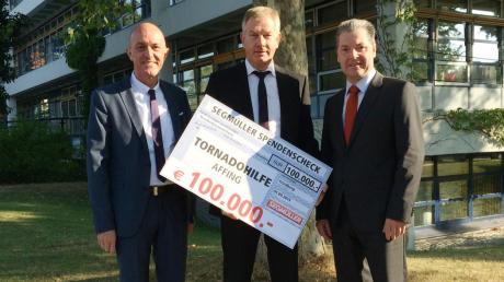 Für Tornado-Opfer: Gemeinsam mit Reinhold Gütebier von der Firma Segmüller (Mitte) überreichte Landrat Klaus Metzger (links) den Spendenscheck in einer Höhe von 100000 Euro an den Zweiten Bürgermeister Markus Winklhofer.