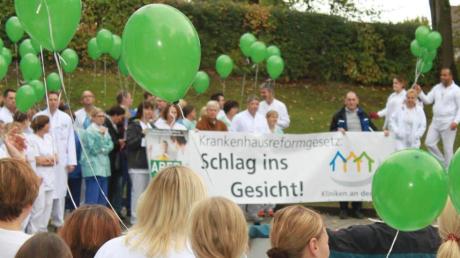 Mit grünen Luftballons und Plakaten protestierten Mitarbeiter des Aichacher Krankenhauses gestern gegen die Reformen.