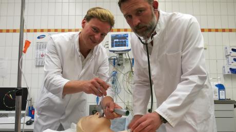 Beim Tag der offenen Tür am Krankenhaus werden Assistenzarzt Johannes Huber und Chefarzt Tobias Köhler an einer Puppe auch eine Wiederbelebung vorführen. 