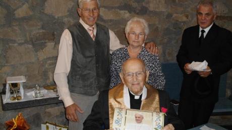 Pfarrer Benedikt Pinocy feierte am 10. September seinen 100. Geburtstag. Zu dieser Feier war die Familie Puser aus Schönbach eingeladen, die mit der Nichte und dem Pfarrer eine jahrzehntelange Freundschaft verbindet. 	