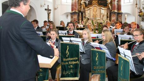 Dirigent Joesph Rast (links) und sein Orchester vom Musikverein Kühbach gaben in der Schiltberger Pfarrkirche ein glänzendes Debüt. 	