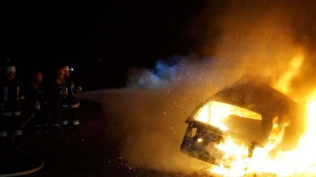 Im Rahmen der Übung mussten die Jugendfeuerwehren unter anderem ein brennendes Auto löschen. 	