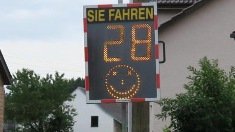 Bewohner von Oberwaldbach ärgern sich immer wieder über Raser. Deshalb will der Markt Burtenbach nun die Geschwindigkeit der Autofahrer mit Tempomessgeräten kontrollieren.