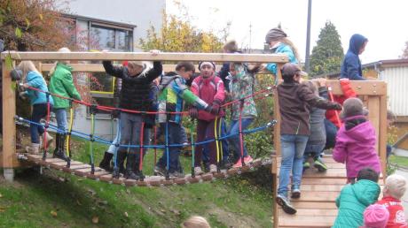 An der Grundschule Adelzhausen wurde vor dem Start in die einwöchigen Ferien der neu gestaltete Pausenhof eingeweiht. Die Kinder testeten die neuen Spiel- und Klettermöglichkeiten gleich ausgiebig. 
