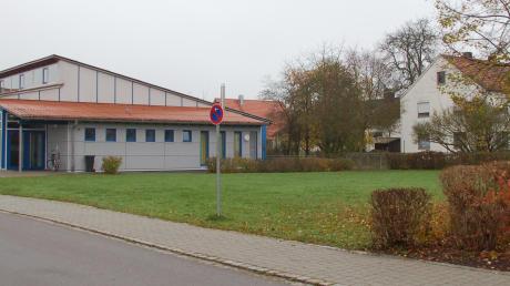 Auf der Grünfläche vor der bestehenden Mehrzweckhalle in Schiltberg soll das neue Feuerwehrhaus mit Gemeindekanzlei entstehen. 
