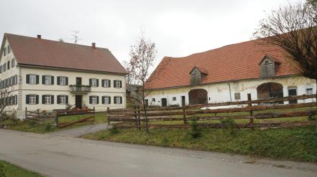 Der Eigentümer des denkmalgeschützten Dreiseithofes in Heretshausen plant eine Nutzungsänderung für das Bauernhaus. Er möchte das Gebäude für sechs Wohneinheiten ausbauen. 	