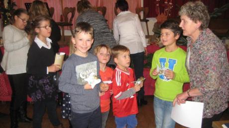 Die Kinder verteilten die 297 Preise, die es bei der Tombola des Gartenbauvereins zu gewinnen gab. 	