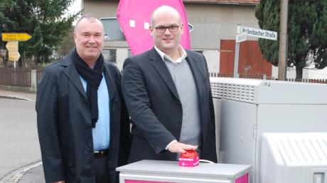 Hollenbachs Bürgermeister Xaver Ziegler (rechts)  schaltete mit Bernd Glaubitz von Telekom Deutschland die schnellen Internet-Anschlüsse für Motzenhofen und Mainbach frei. 