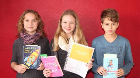 An der Mittelschule Hollenbach hat Vanessa Geringer (Mitte) aus der 6. Klasse den Vorlesewettbewerb gewonnen. Zusammen mit Manuela Euba und Samuel Högg war sie zur Endausscheidung angetreten. 	