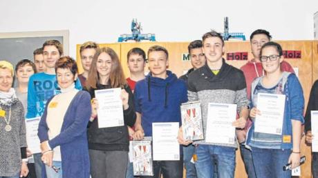 Diese Schüler der Mittelschulen in Merching, Hollenbach, Kühbach und Pöttmes haben sich die Siegerurkunden im Bereich Technik geholt.  	
