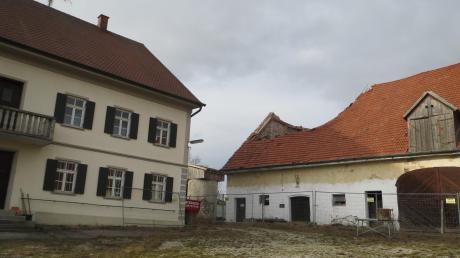 Der Zahn der Zeit nagt an dem Stallgebäude, das zu dem historischen Dreiseithof in Heretshausen (Adelzhausen) gehört. Am westlichen Giebel ist ein Teil des Daches eingebrochen. Ein Investor will das Gebäude abreißen und auf der freien Fläche Häuser bauen.