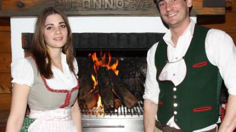 Stefanie Siegl und Daniel Eder eröffnen das Steakhaus Kaminstube Eder in Hörzhausen. 	