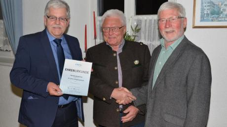 Paul Berchtenbreiter (Mitte) wurde vom Ortsvorsitzenden Kaspar Riedlberger (rechts) und vom Zweiten Bürgermeister und Fraktionsvorsitzenden Helmut Beck für 15 Jahre Mitgliedschaft geehrt. 	