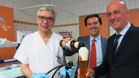 Nach der Darmspiegelung zur Vorsorge in den Krankenhäusern Friedberg und Aichach sowie bei niedergelassenen Kooperationspartnern spendiert die Brauerei Kühbach ein alkoholfreies Bier. Darüber freuen sich (von links) Dr. Albert Bauer, Umberto Freiherr von Beck-Peccoz und Landrat Klaus Metzger.